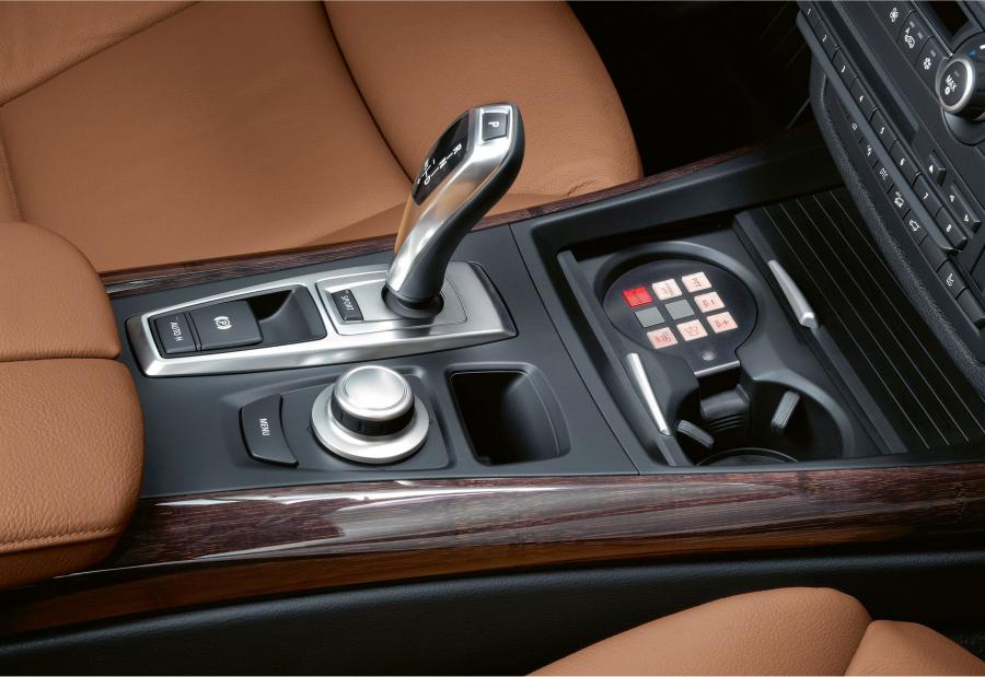 Детали интерьера BMW X5 Security (E70) 2008 года  (фото 8 из 8)